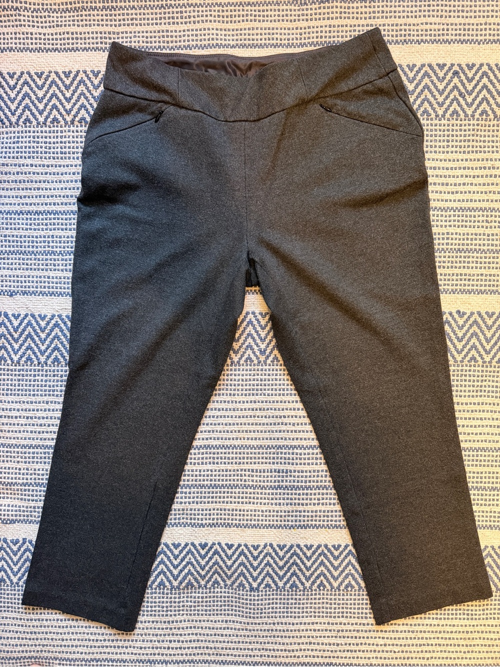 Women’s Cropped Grey Pull-On Leggings